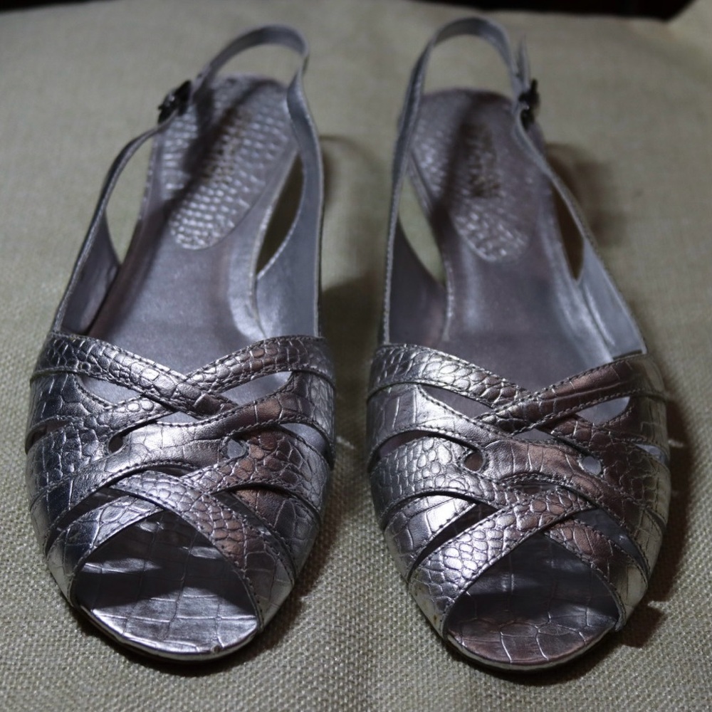 Kenneth Cole Reaction, silver Little Leo shoes, size 8